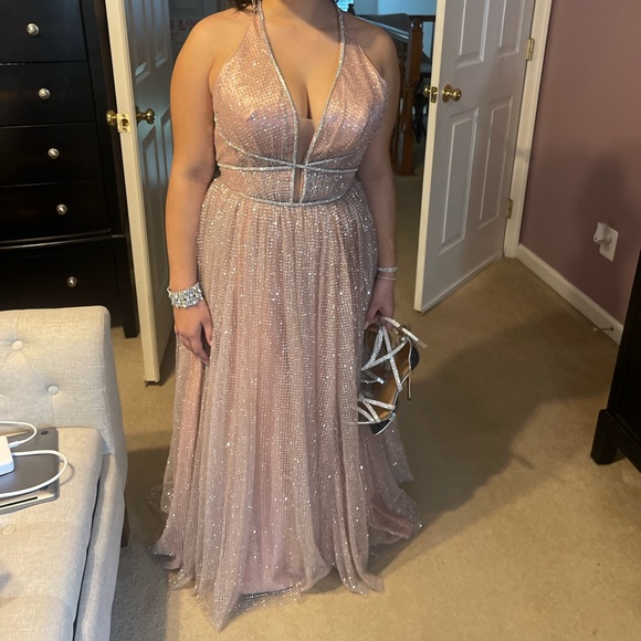 Gorgeous - Picture 2 of 5